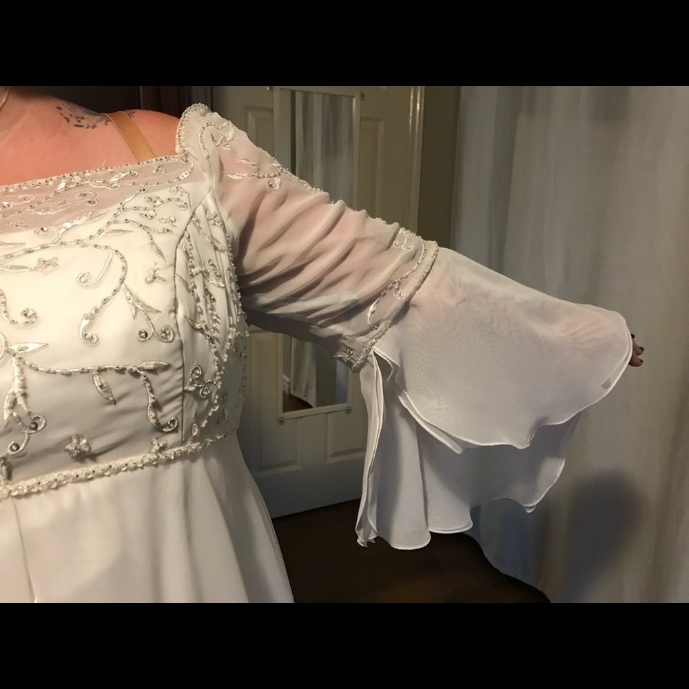 Beautiful renaissance style plus size wedding dress size 18